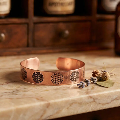 Kupferarmreif Blume des Lebens, offener Kupfer-Armreif mit gravierten Medaillons im Apothekerlook