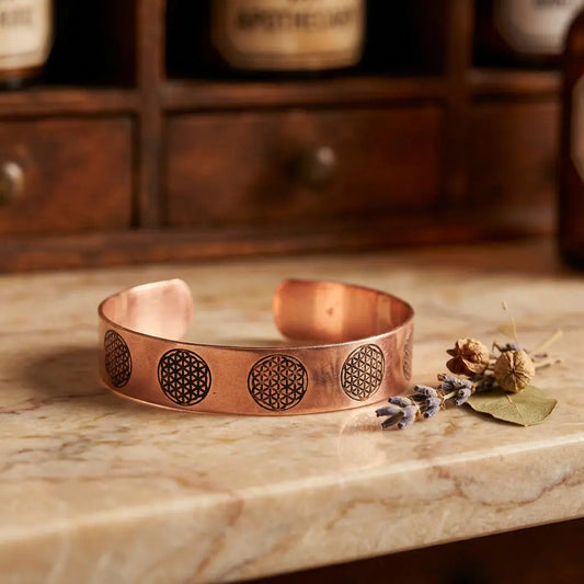 Kupferarmreif Blume des Lebens, offener Kupfer-Armreif mit gravierten Medaillons im Apothekerlook