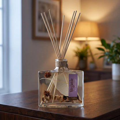 Reed Diffuser Salbei und Lavendel am Abend auf einem Sideboard, die Schilfrohrstäbchen aufgefächert