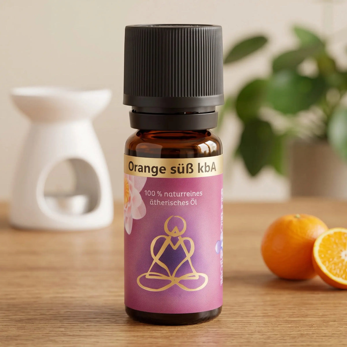 Ätherisches Öl Orange süß: Fläschchen auf einem Holz-Sideboard im Wohnzimmer, im Hintergrund eine weiße Duftlampe, daneben eine Orange