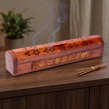 Kistchen/Halter Räucherstäbchen 7 Chakren in Benutzung mit feinem Rauch auf einem dunklen Holz-Sideboard am Abend