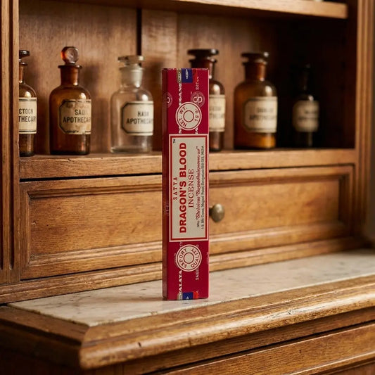 Satya Dragon's Blood Räucherstäbchen – rote Schachtel im Apothekerschrank mit Apothekergläsern