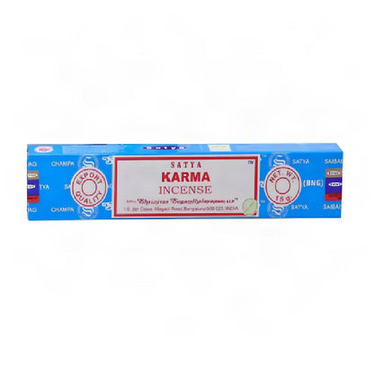 Satya Karma Räucherstäbchen, 15-g-Packung, freigestellt auf Weiß