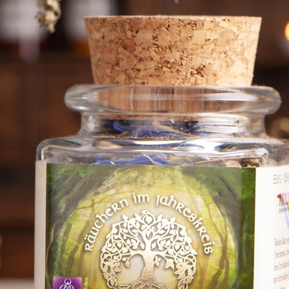 Lughnasadh, Jahreskreisfeste-Räuchermischung von Berk, 50 ml im Korkglas: Nahaufnahme von Korken, Glashals und Etikett mit dem Lebensbaum-Motiv vor der warmen, unscharfen Abendapotheke – Spirit of Gaia