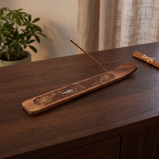 Räucherstäbchenhalter Lotus in Benutzung mit feinem Rauch auf einem dunklen Holz-Sideboard am Abend