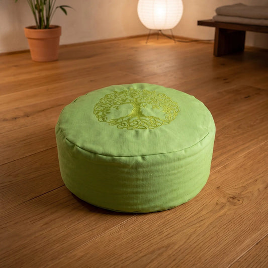 Yggdrasil Meditationskissen rund, grün, Ø 30 cm, Höhe 15 cm, Buchweizenfüllung: auf dem Holzboden eines ruhigen Meditationsraums am Abend – Spirit of Gaia
