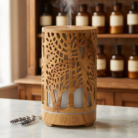 Aroma Diffuser Zen Forest mit Baum-Motiv in Holzoptik und feinem Nebel auf Marmortheke vor Apothekerschrank – Spirit of Gaia