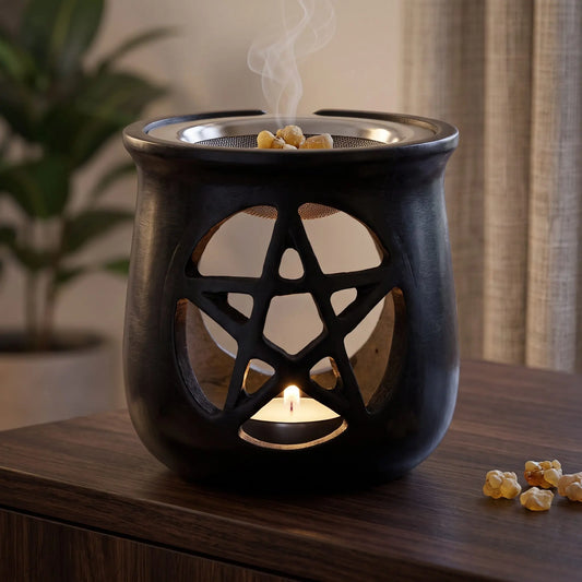 Räuchergefäß Pentagramm - schwarzer Speckstein - für natürliches Räucherwerk - inkl. Sieb in Benutzung mit feinem Rauch auf einem dunklen Holz-Sideboard am Abend