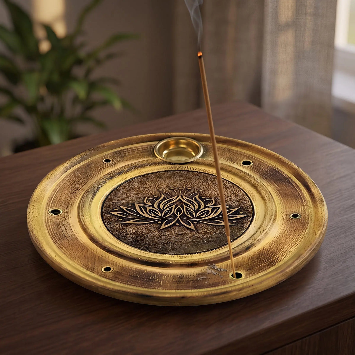 Räucherstäbchen- und Weihrauchkegelhalter Lotus: glimmendes Räucherstäbchen mit feinem Rauch in der Holzplatte, auf einem Sideboard am Abend