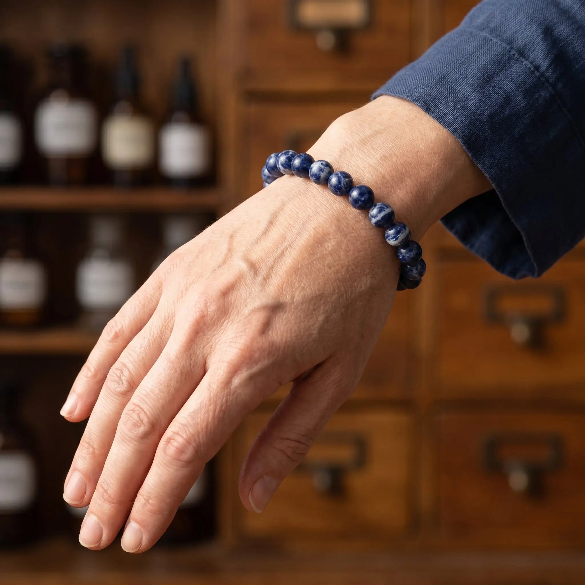 Sodalith Armband am Handgelenk getragen – natürliche Trageansicht