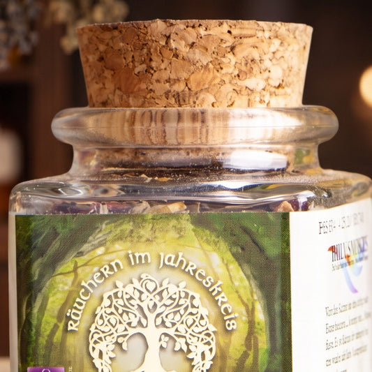 Beltane, Jahreskreisfeste-Räuchermischung von Berk, 50 ml im Korkglas: Nahaufnahme von Korken, Glashals und Etikett mit dem Lebensbaum-Motiv vor der warmen, unscharfen Abendapotheke – Spirit of Gaia
