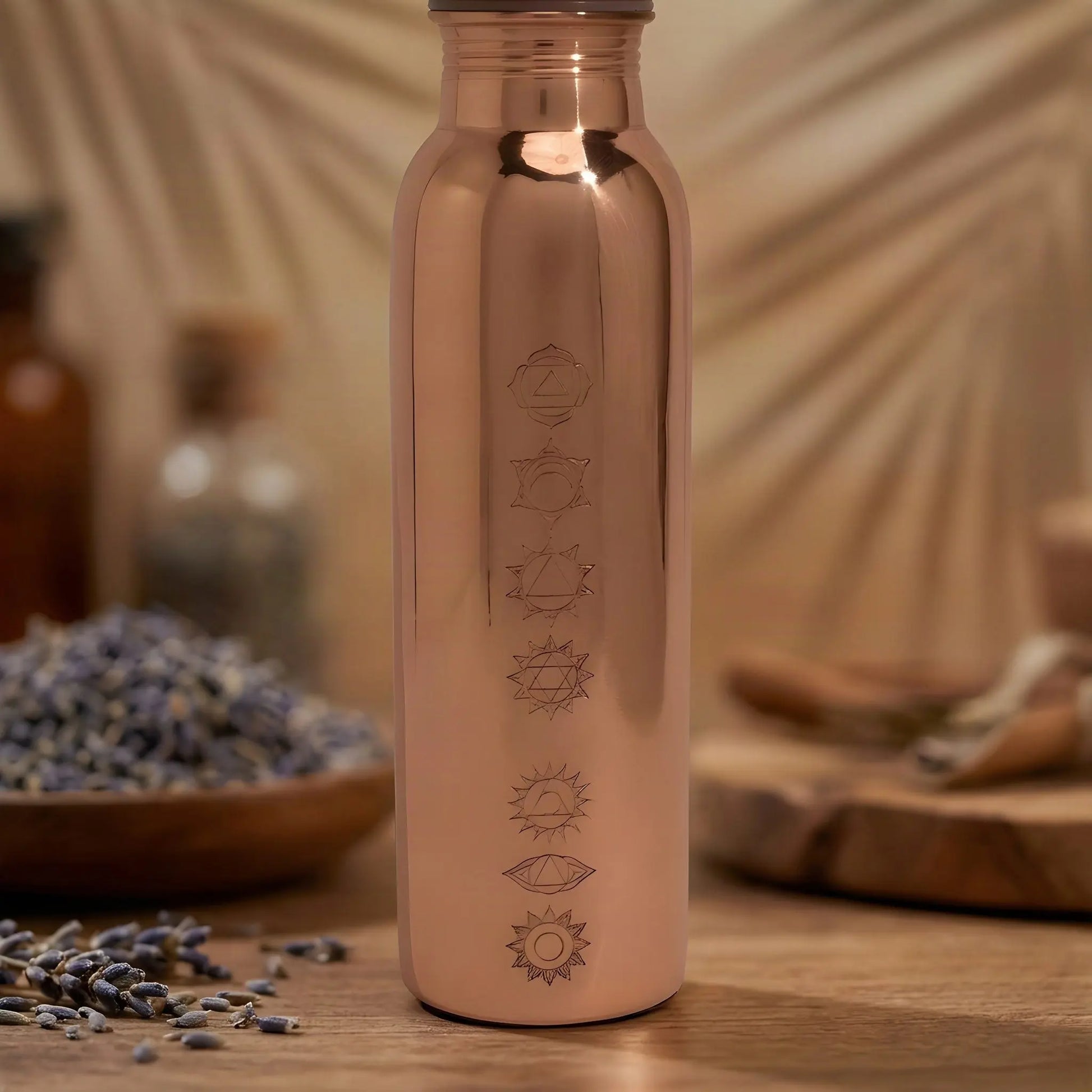 Makro der sieben gravierten Chakren-Symbole auf der polierten Kupferflasche