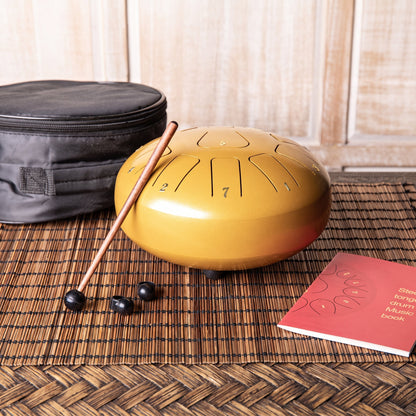 Die große goldene Steeldrum mit Klangstab, Fingerkuppen, Liederbuch und Tasche