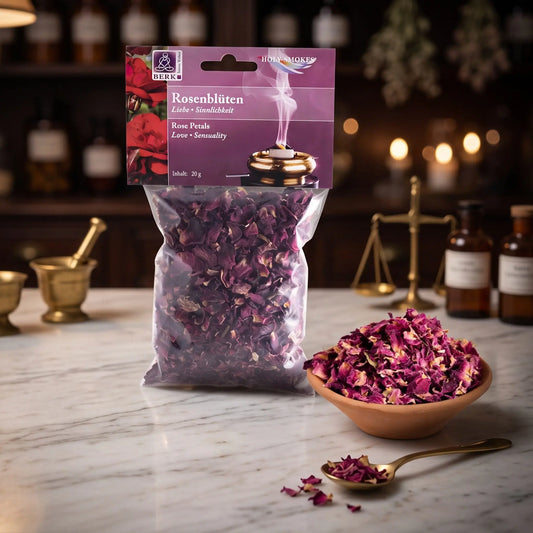 Rosenblüten, sortenreines Räucherwerk von Berk, 20 g: Packung auf der Marmortheke einer alten Apotheke am Abend, daneben eine Terracottaschale mit getrockneten Rosenblüten und ein Messinglöffel – Spirit of Gaia