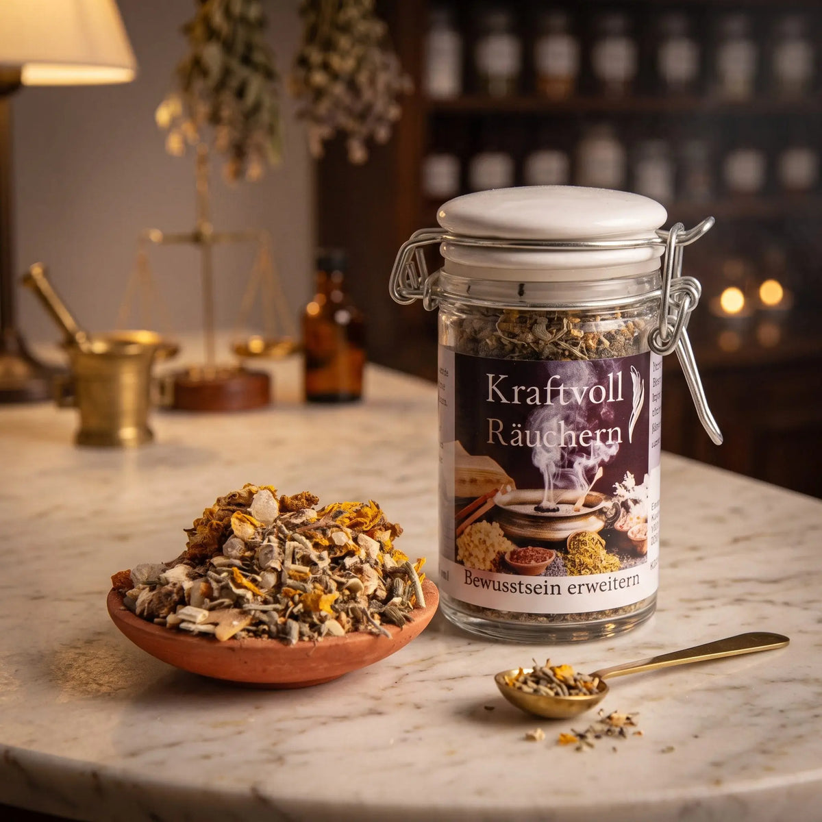 Bewusstsein erweitern, Räuchermischung der Reihe Kraftvoll Räuchern von Berk, 60 ml im Bügelglas: Glas auf der Marmortheke einer alten Apotheke am Abend, davor eine Terracottaschale mit der losen Mischung und ein Messinglöffel – Spirit of Gaia