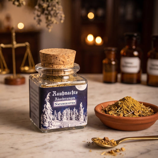 Naturgeister, Rauhnachts-Räucherung von Berk, 50 ml im Korkglas: Korkglas mit blauem Winteretikett auf der Marmortheke einer alten Apotheke am Abend, daneben eine Terracottaschale mit der losen Mischung und ein Messinglöffel – Spirit of Gaia