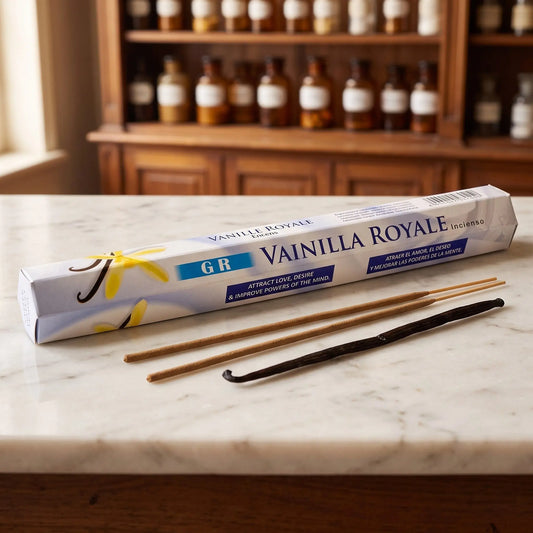 GR Royal Vanilla Räucherstäbchen: Sechseck-Packung auf einer Marmortheke vor einem Apothekerschrank, daneben zwei lose Räucherstäbchen – Spirit of Gaia