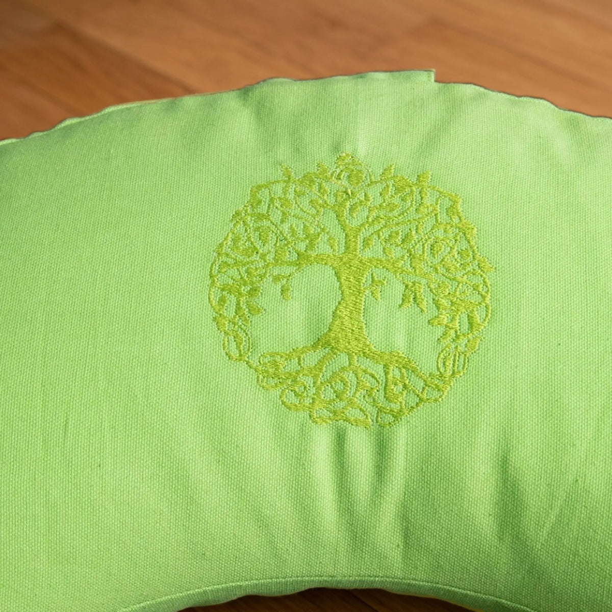Yggdrasil Halbmond-Meditationskissen, grün, ca. 42 × 12 cm, Buchweizenfüllung: Nahaufnahme der gestickten Weltenesche auf dem grünen Baumwollbezug – Spirit of Gaia