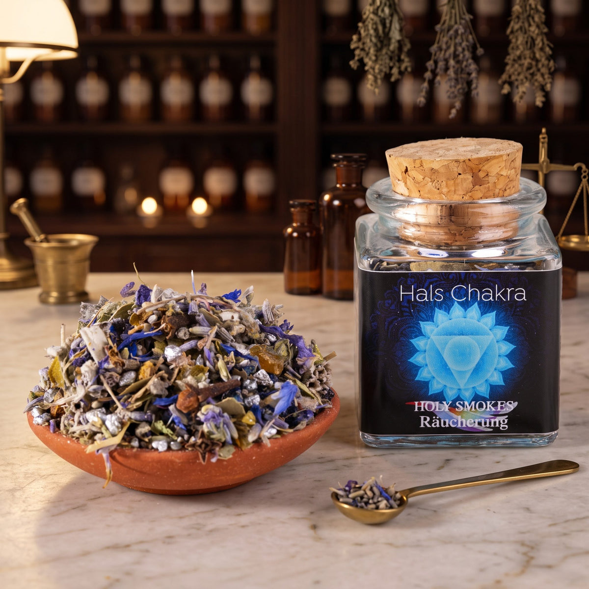 Halschakra, Chakra-Räuchermischung von Berk, 50 ml im Korkglas: Korkglas auf der Marmortheke einer alten Apotheke am Abend, davor eine Terracottaschale mit der losen Mischung und ein Messinglöffel – Spirit of Gaia