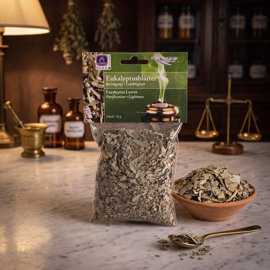 Eukalyptusblätter, sortenreines Räucherwerk von Berk, 50 g: Packung auf der Marmortheke einer alten Apotheke am Abend, daneben eine Terracottaschale mit getrockneten Eukalyptusblättern und ein Messinglöffel – Spirit of Gaia
