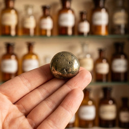 Pyrit Trommelstein – Größenvergleich in der Hand, ca. 2–3 cm