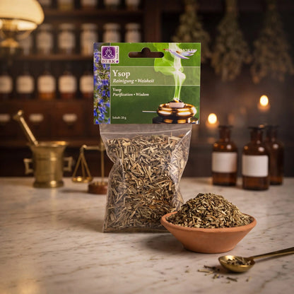 Ysop, sortenreines Räucherwerk von Berk, 20 g: Packung auf der Marmortheke einer alten Apotheke am Abend, daneben eine Terracottaschale mit geschnittenem Ysop und ein Messinglöffel – Spirit of Gaia