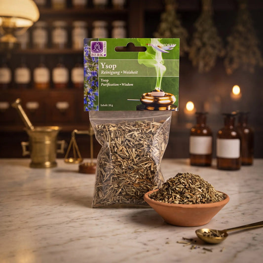 Ysop, sortenreines Räucherwerk von Berk, 20 g: Packung auf der Marmortheke einer alten Apotheke am Abend, daneben eine Terracottaschale mit geschnittenem Ysop und ein Messinglöffel – Spirit of Gaia