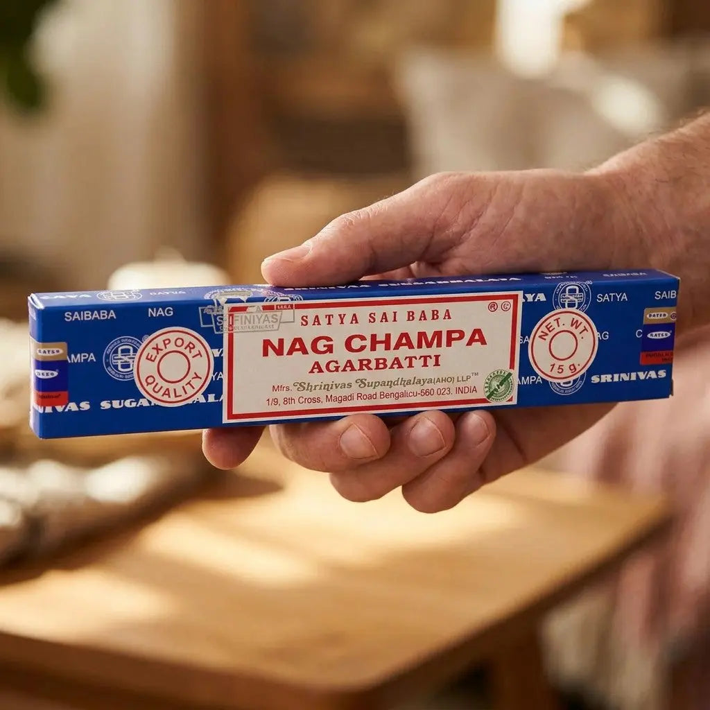Satya Nag Champa Räucherstäbchen – Größenvergleich in der Hand