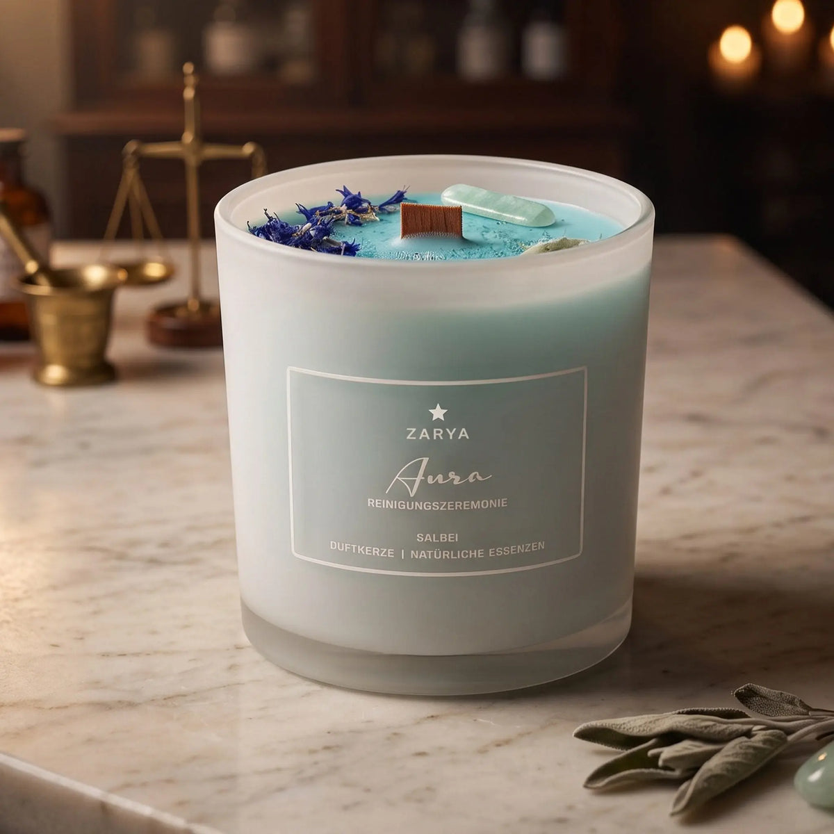 Zeremonie Kerze Aurareinigung mit Aventurin, Duft Salbei und Maiglöckchen: Kerze im Glas auf der Marmortheke einer alten Apotheke am Abend, daneben ein paar getrocknete Salbeiblätter und ein Aventurin – Spirit of Gaia