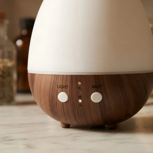 Nahaufnahme des Sockels am Aroma Diffuser Oval Weiß mit den Tasten LIGHT und MIST