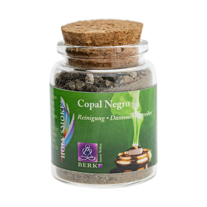 Copal Negro (Saumerio), reines Räucherharz von Berk, 60 ml im Korkglas: Korkglas mit grünem Etikett, freigestellt auf Weiß
