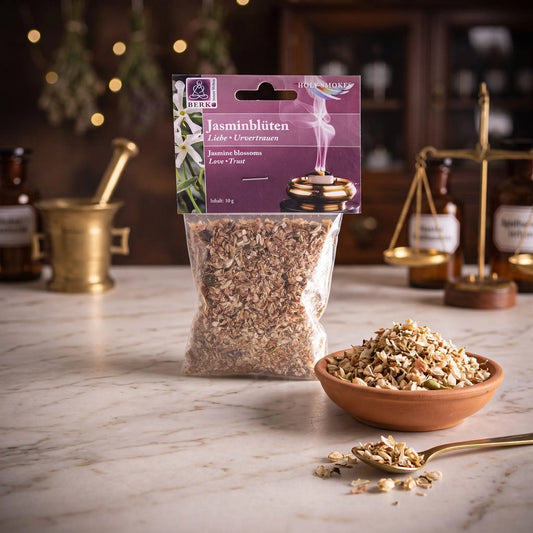 Jasminblüten, sortenreines Räucherwerk von Berk, 10 g: Packung auf der Marmortheke einer alten Apotheke am Abend, daneben eine Terracottaschale mit getrockneten Jasminblüten und ein Messinglöffel – Spirit of Gaia