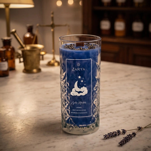 Zeremonie Kerze Gute Nacht im Kristallglas, Duft Lavendel: Kerze im Glas auf der Marmortheke einer alten Apotheke am Abend, daneben zwei Zweige getrockneter Lavendel – Spirit of Gaia
