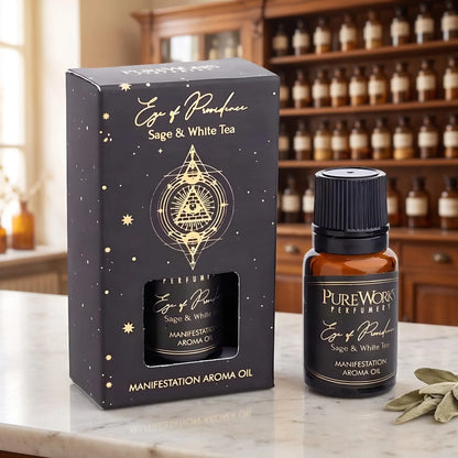 Aromaöl Eye of Providence (Salbei & weißer Tee) von Pure Works: Fläschchen und schwarze Schachtel mit Goldprägung auf Marmortheke vor Apothekerschrank, daneben getrocknete Salbeiblätter – Spirit of Gaia