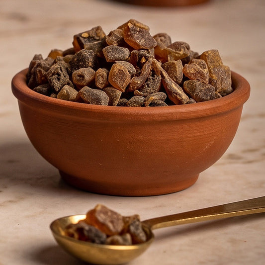 Bernstein, Räucherbernstein von Berk, 60 ml im Korkglas: Nahaufnahme der Terracottaschale mit kleinen honigbraunen Bernsteinsplittern auf der Marmortheke – Spirit of Gaia