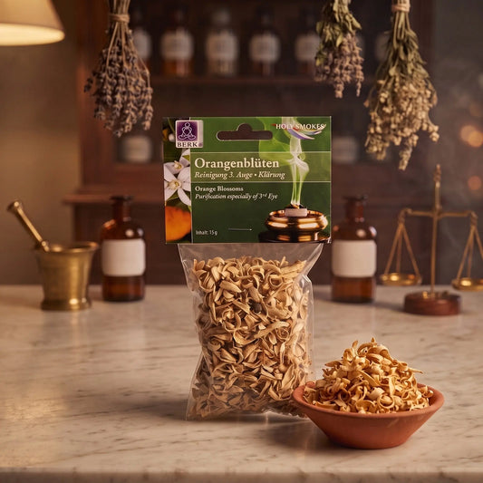 Orangenblüten, sortenreines Räucherwerk von Berk, 15 g: Packung auf der Marmortheke einer alten Apotheke am Abend, daneben eine Terracottaschale mit getrockneten Orangenblütenblättern – Spirit of Gaia
