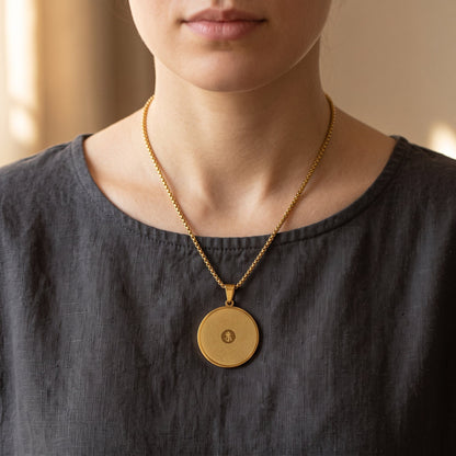 Vergoldeter Mantra Anhänger mit OM an 60 cm Kette auf dem Brustbein, dunkles Leinenoberteil