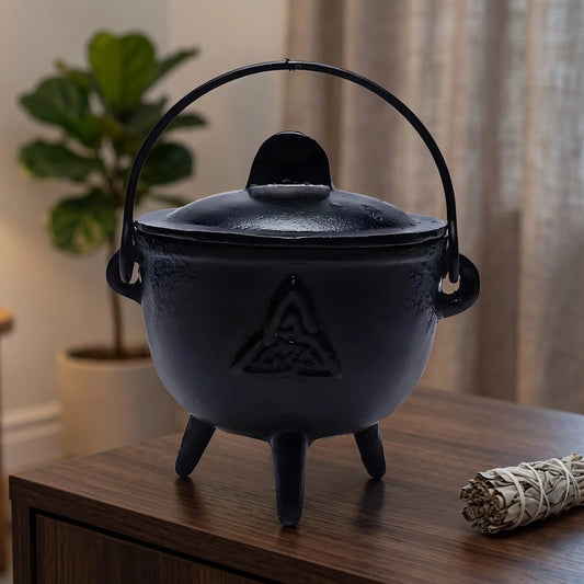 Cauldron (Hexenkessel) Triquetrasymbol auf einem dunklen Holz-Sideboard im Wohnzimmer