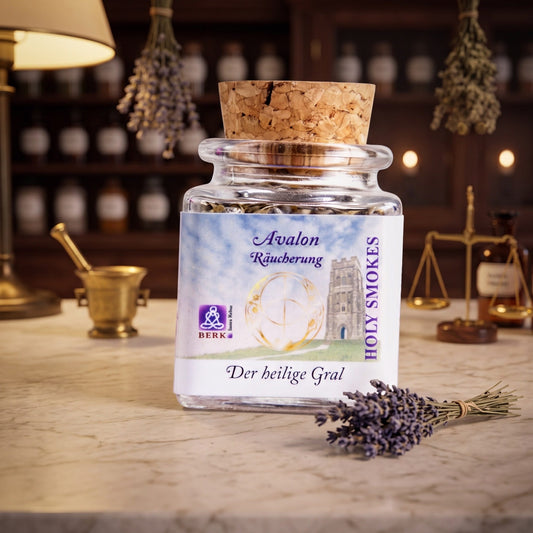 Der heilige Gral, Avalon-Räuchermischung von Berk, 50 ml im Korkglas: Korkglas auf der Marmortheke einer alten Apotheke am Abend, daneben ein kleines Bündel getrockneter Lavendel – Spirit of Gaia