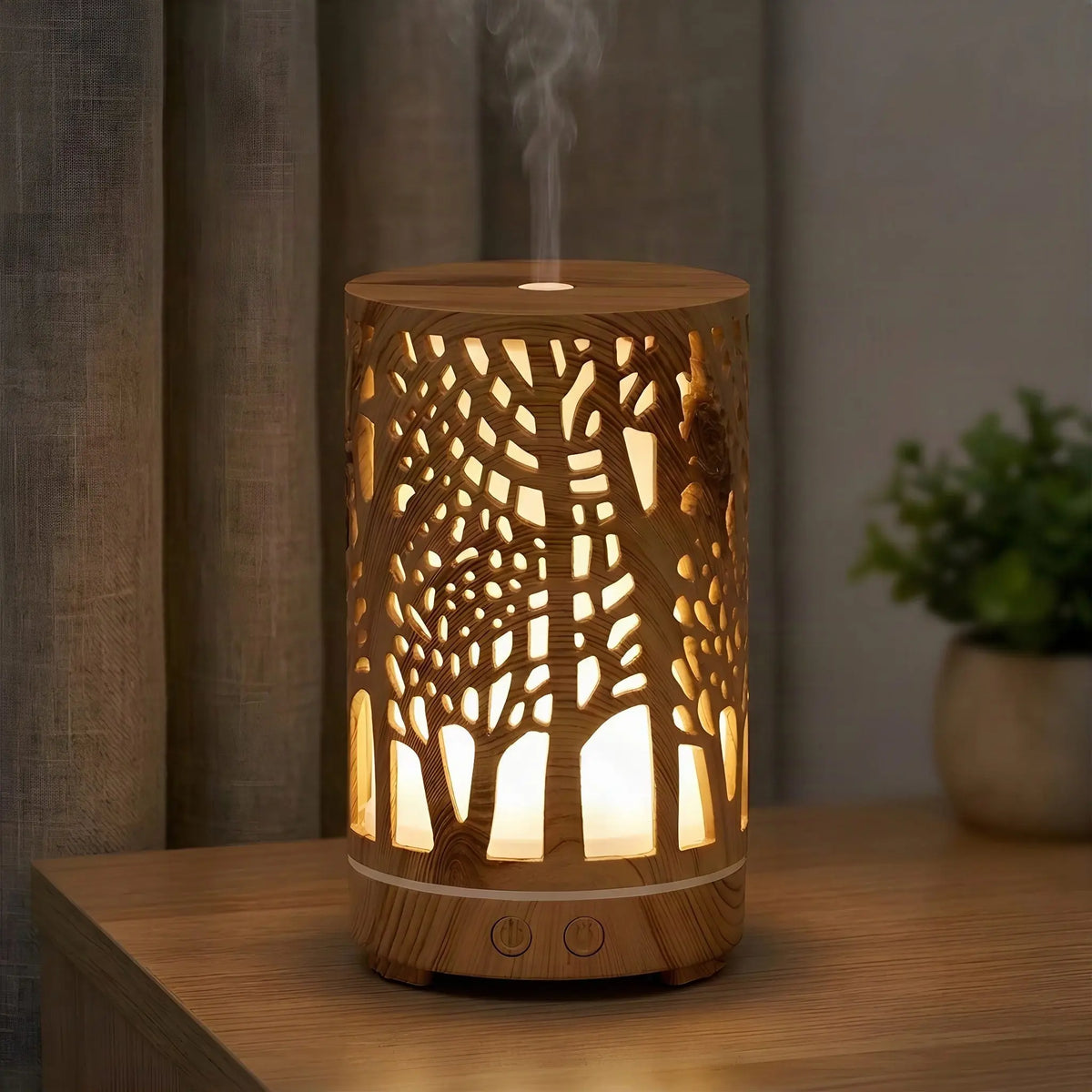 Aroma Diffuser Zen Forest leuchtet am Abend, das Licht fällt durch das Baum-Motiv, Nebel steigt auf