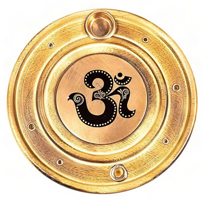Räucherstäbchen- & -kegelhalter OM, freigestellt auf Weiß