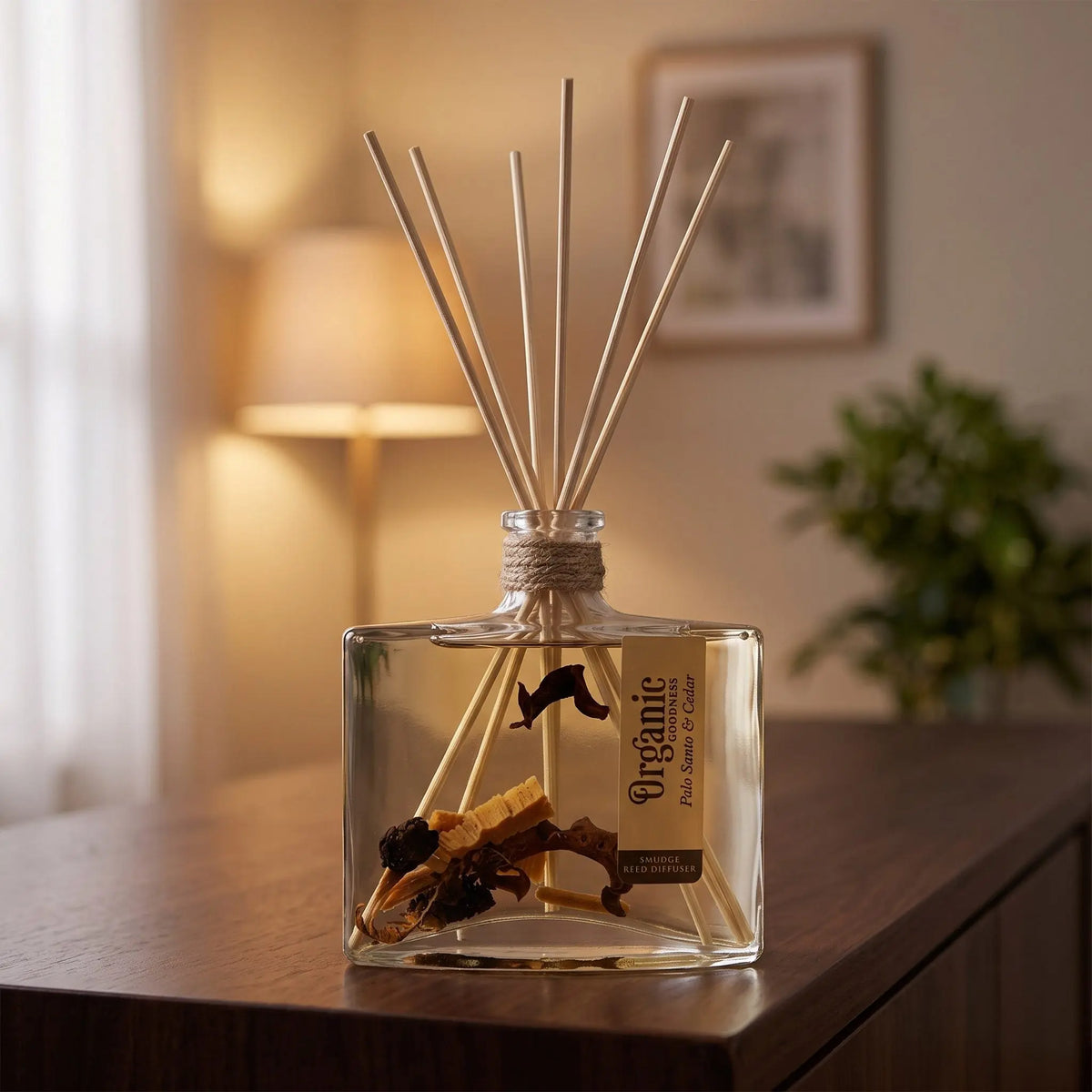 Reed Diffuser Palo Santo und Zeder am Abend auf einem Sideboard, die Schilfrohrstäbchen aufgefächert