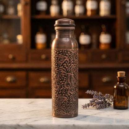 Antike Kupfer-Trinkflasche mit Blumenmuster, Lavendel und Apothekerfläschchen im Apotheker-Look