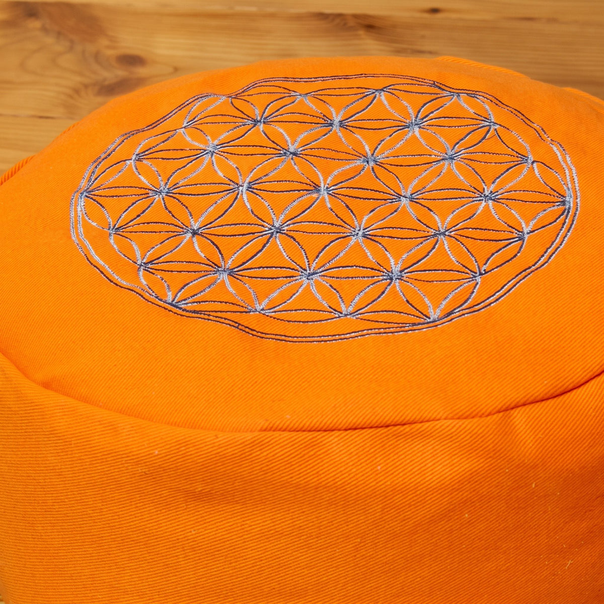 Meditationskissen Blume des Lebens, orange, Ø 30 cm, Höhe 15 cm, Buchweizenfüllung: Nahaufnahme der silbern-blauen Stickerei der Blume des Lebens auf dem orangen Baumwollbezug – Spirit of Gaia