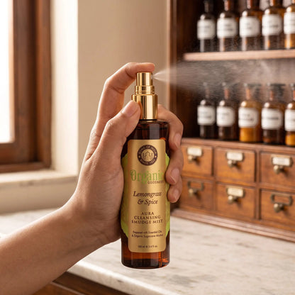 Hand sprüht einen feinen Nebel aus dem Aura Reinigungsspray Zitronengras und Gewürze in den Raum