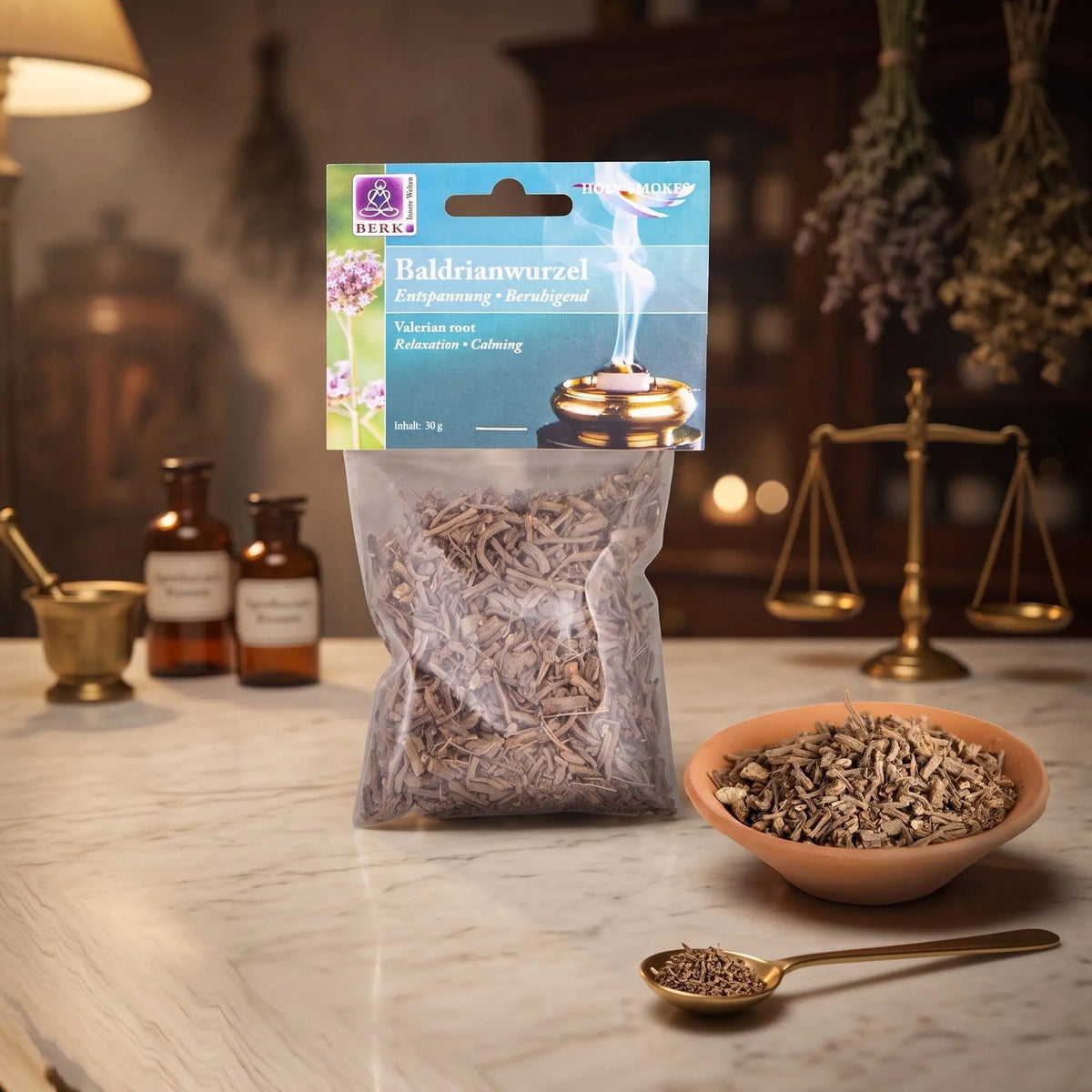 Baldrianwurzel, sortenreines Räucherwerk von Berk, 30 g: Packung auf der Marmortheke einer alten Apotheke am Abend, daneben eine Terracottaschale mit geschnittener Baldrianwurzel und ein Messinglöffel – Spirit of Gaia
