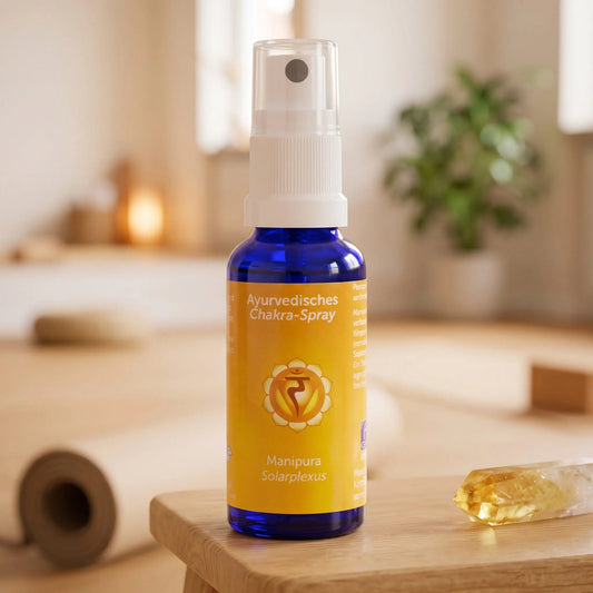Ayurvedisches Chakra-Spray Manipura (Solarplexus-Chakra): 30-ml-Sprühflasche auf einem Holzhocker neben einer gerollten Yogamatte, daneben Citrin
