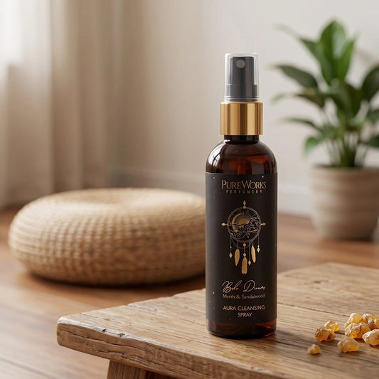 Aura-Spray Boho Dreams (Myrrhe & Sandelholz): Sprühflasche auf einem Holztisch in einer ruhigen Meditationsecke mit Sitzkissen und Pflanze