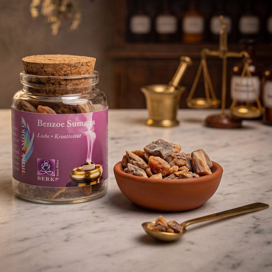Benzoe Sumatra, reines Räucherharz von Berk, 60 ml im Korkglas: Korkglas auf der Marmortheke einer alten Apotheke am Abend, daneben eine Terracottaschale mit graubraunen Benzoebrocken und ein Messinglöffel – Spirit of Gaia