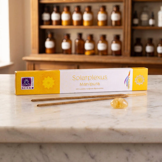 Solarplexuschakra Räucherstäbchen Holy Smokes: Packung auf einer Marmortheke vor einem Apothekerschrank, daneben zwei lose Räucherstäbchen und ein Citrin – Spirit of Gaia